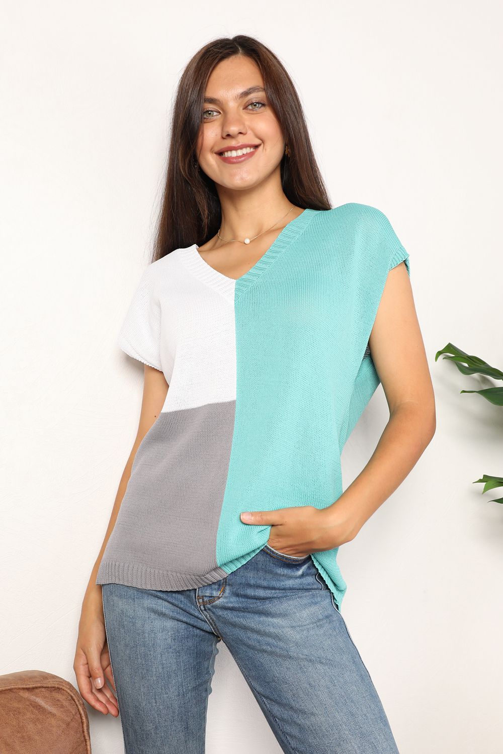 Color Block V-Neck Knit Top - Tote and Lounge